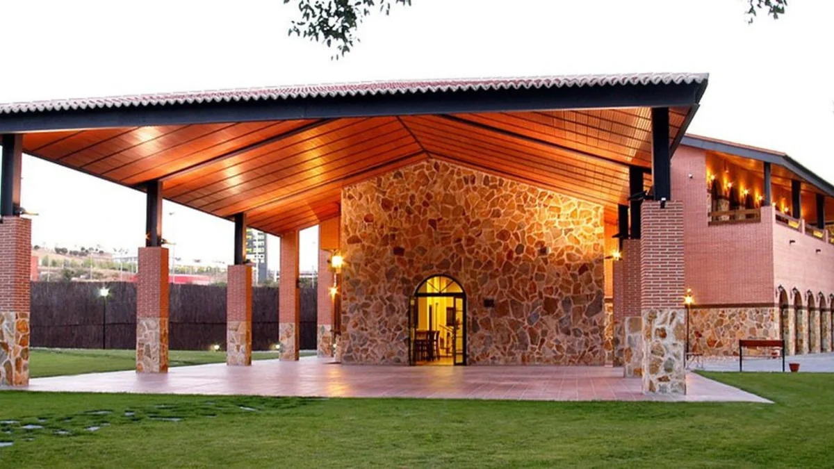 El porche de piedra y el jardín