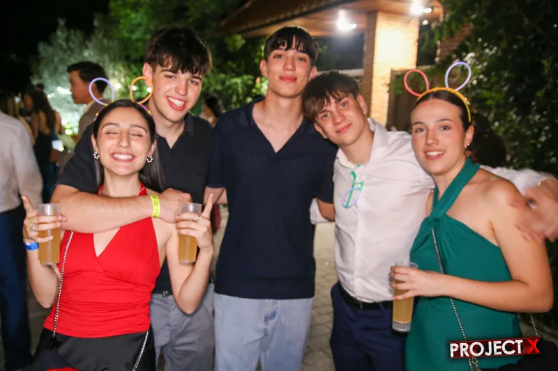 Un grupo en la pista