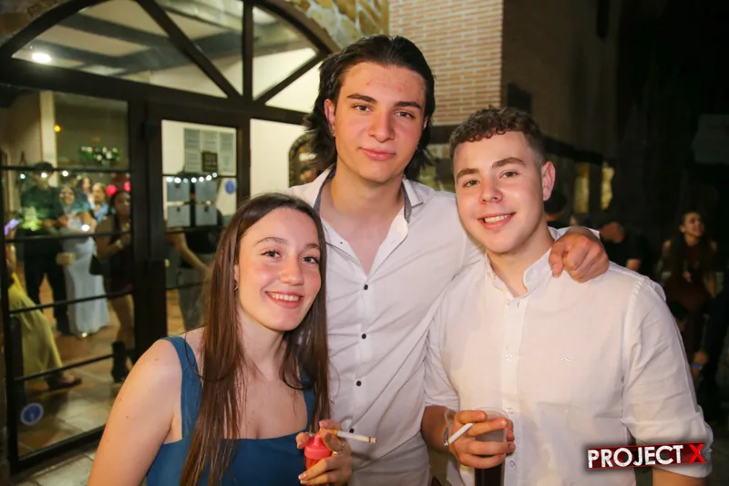 Tres amigos en el salón