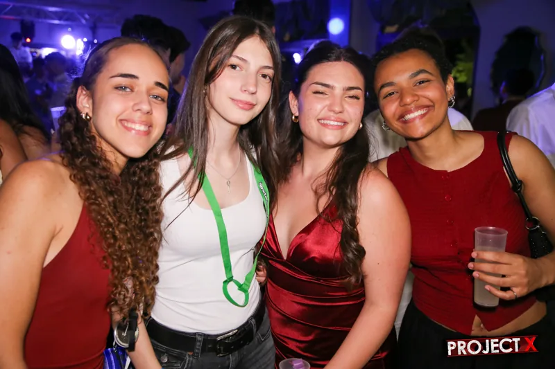 Cuatro amigas en el salón