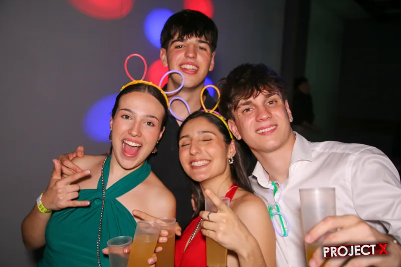 Amigas con orejas luminosas