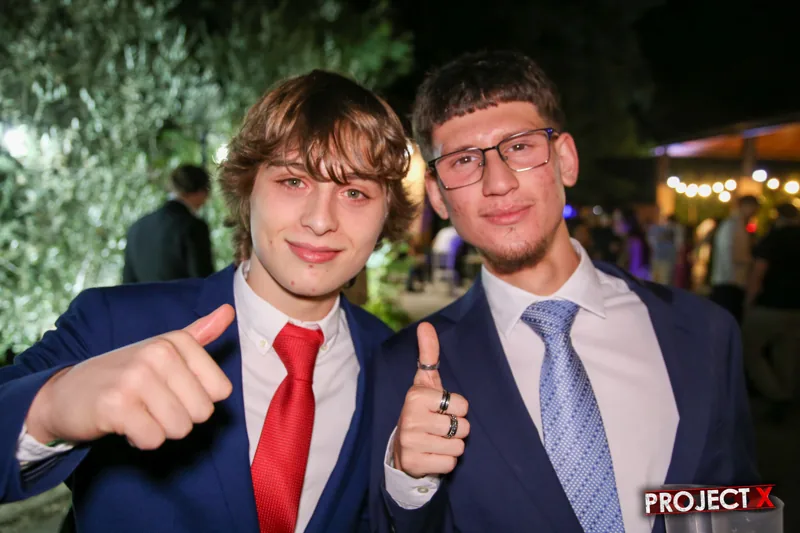 Dos amigos en el jardín