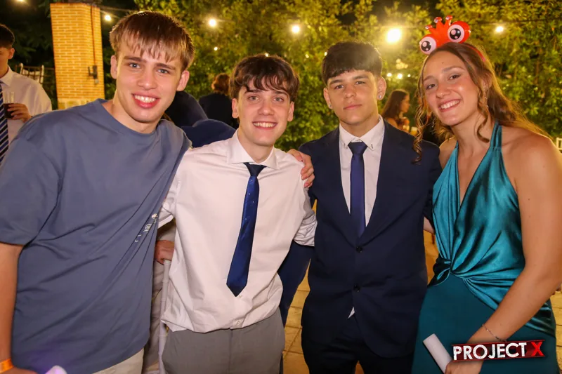 Un grupo bajo las guirnaldas del porche