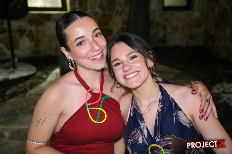 Dos amigas en el jardín