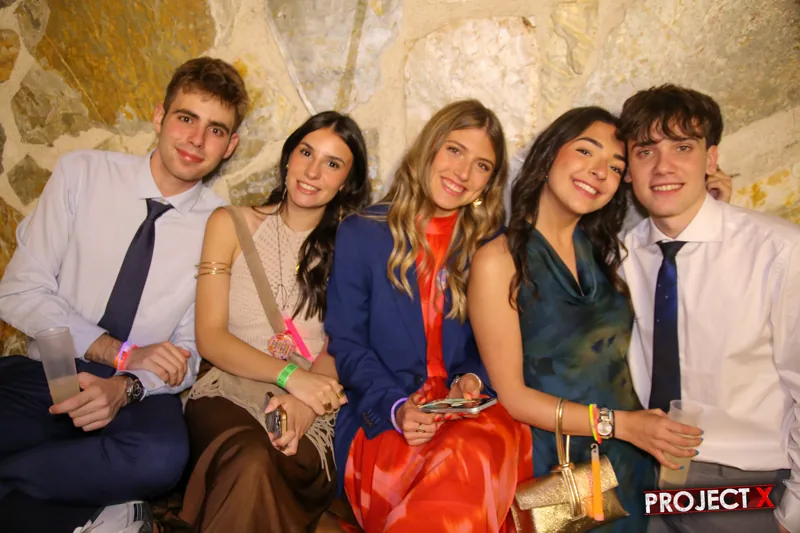 Amigos junto a la pared de piedra