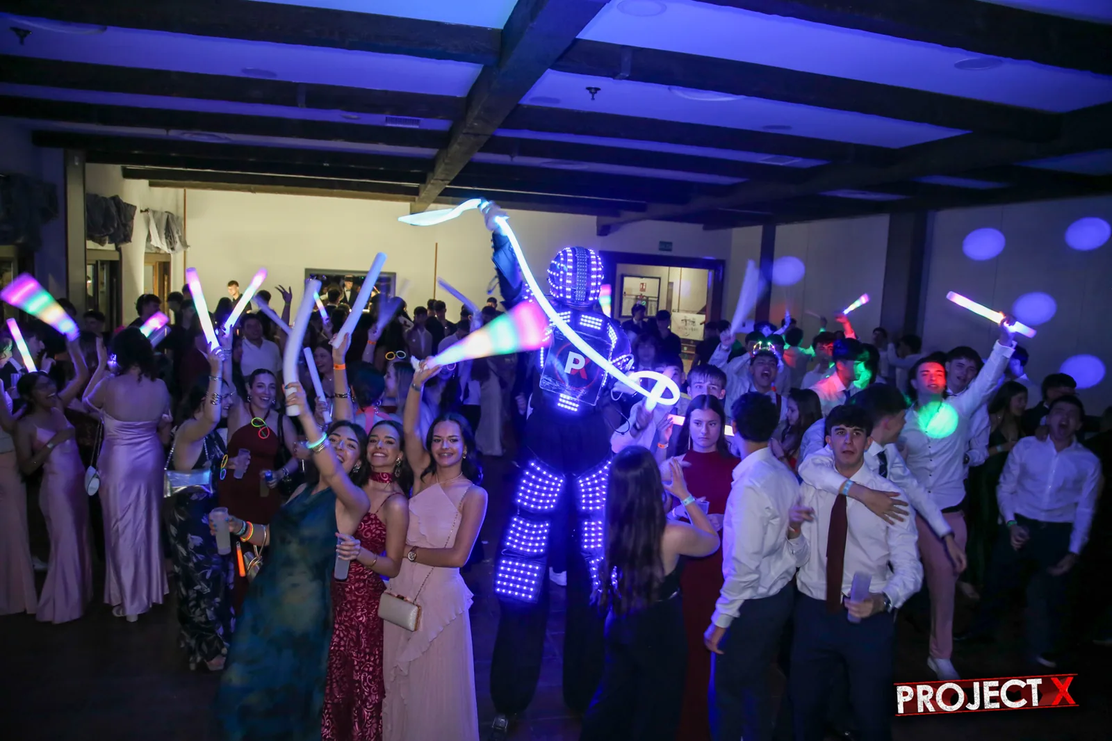 El salón de la finca lleno, con el robot LED y las barras de luz