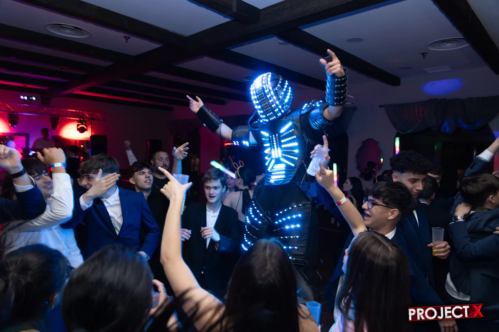 El robot LED entre la gente